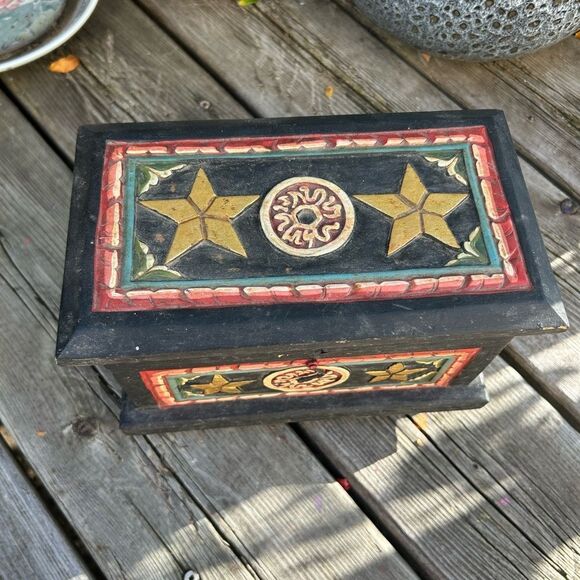 Vintage Indonesian/southeast Asian Keepsake Box Hand Carved Wooden Hand Painted - Picture 2 of 16